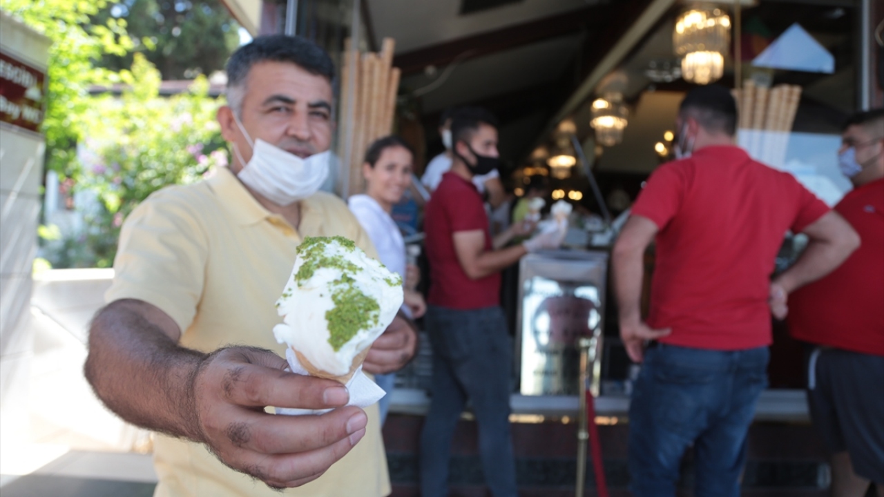 Kentin adıyla özdeşleşen, adeta Kahramanmaraş`ın sembolü haline gelen dondurma, üretimde kullanılan malzemeler kadar yapımındaki ustalıkla ön plana çıkıyor.