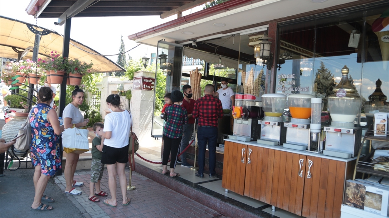 Şeker ve keçi sütüyle yapılan, salebin kıvam veren etkisiyle sakız gibi uzayan Maraş dondurması, benzersiz aroması, parlak beyaz rengi ve eşsiz lezzetiyle dikkati çekiyor.