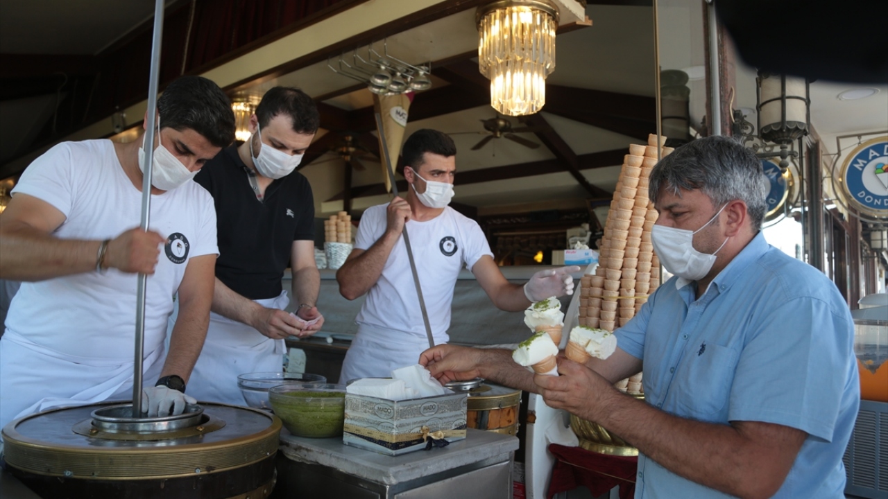 Türkiye`nin farklı kentlerinden vatandaşlar da ünü dünyaya yayılan dondurmayı yemek için kente geliyor.