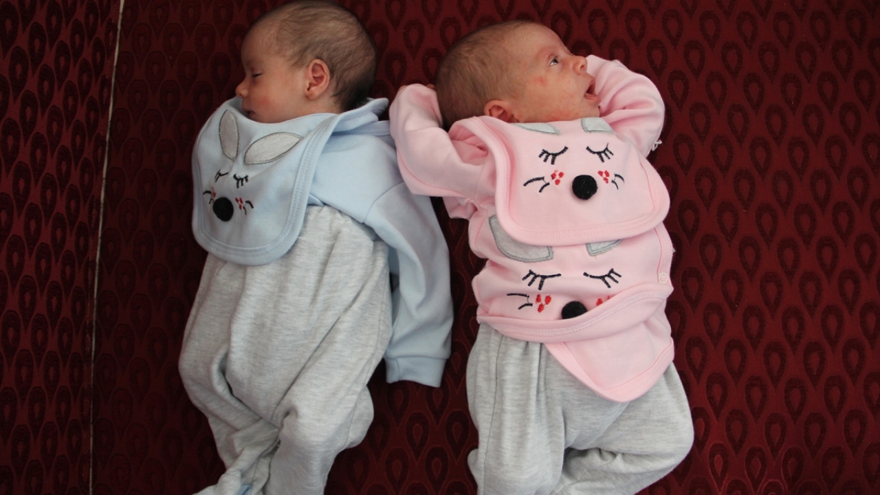 Suriye`deki iç savaş nedeniyle Türkiye`ye gelen ve geçen ay ikiz kızları olan Suriyeli aile, Ayasofya Camii`nin ibadete açılmasından dolayı yaşadıkları mutlulukla çocuklarına "Aya" ve "Sofya" isimlerini verdi.