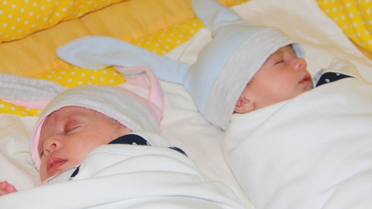 Evlendikten bir yıl sonra ilk kızları Miral`i 3 yıl sonra da ikinci kızları Sara`yı kucaklarına alan Albazo çiftinin geçen ay da ikiz kızları dünyaya geldi.