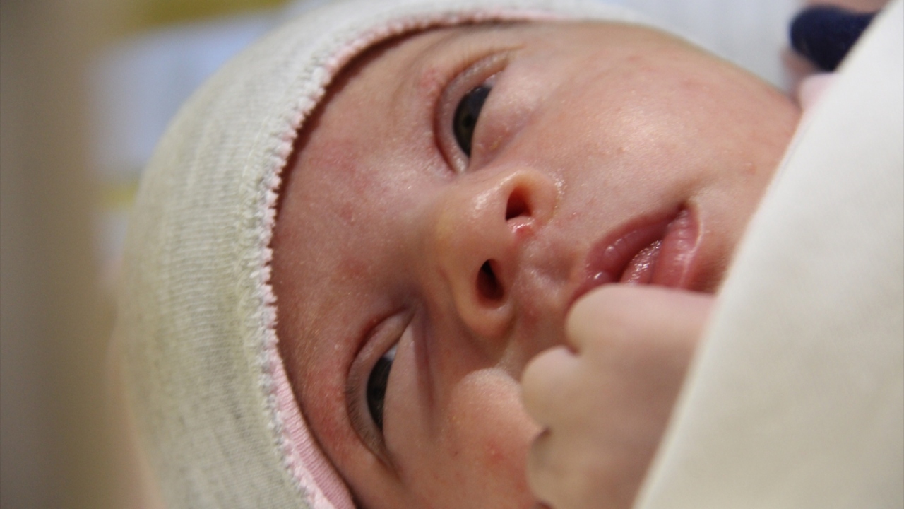 Kızlarına isim arayışına giren aile, Ayasoyfa Camii`nin ibadete açılmasından esinlenerek ikizlerinden birine "Aya" diğerine de "Sofya" adını verdi.
