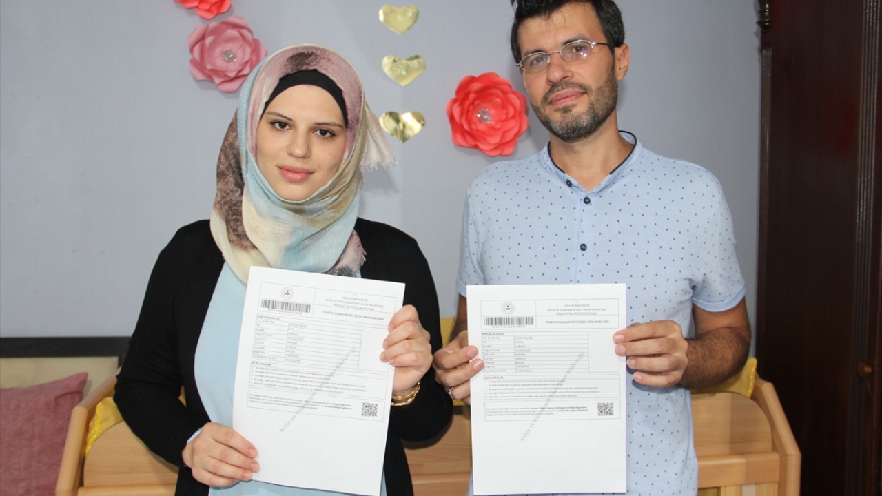 Anne Samah Albazo, bir ay önce dünyaya gelen ikiz kızlarına isim aradıklarını, Ayasofya`nın cami olarak ibadete açılmasıyla caminin ismini çocuklarına bırakmaya karar verdiklerini söyledi.