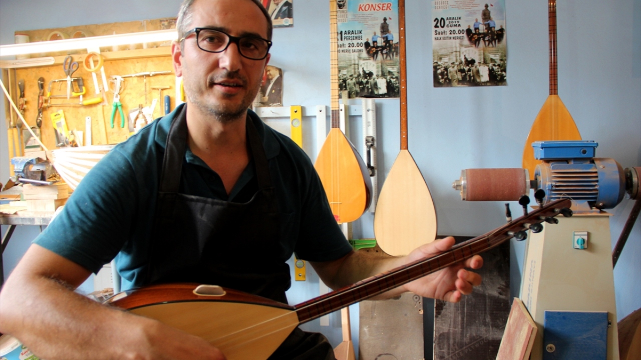 Edirne Belediyesi Park ve Bahçeler Müdürlüğünde memur olarak çalışan 38 yaşındaki Ilıcalı, küçük yaşlarda eniştesinin saz atölyesinde çıraklık yaparken bağlama çalmayı öğrendi. 