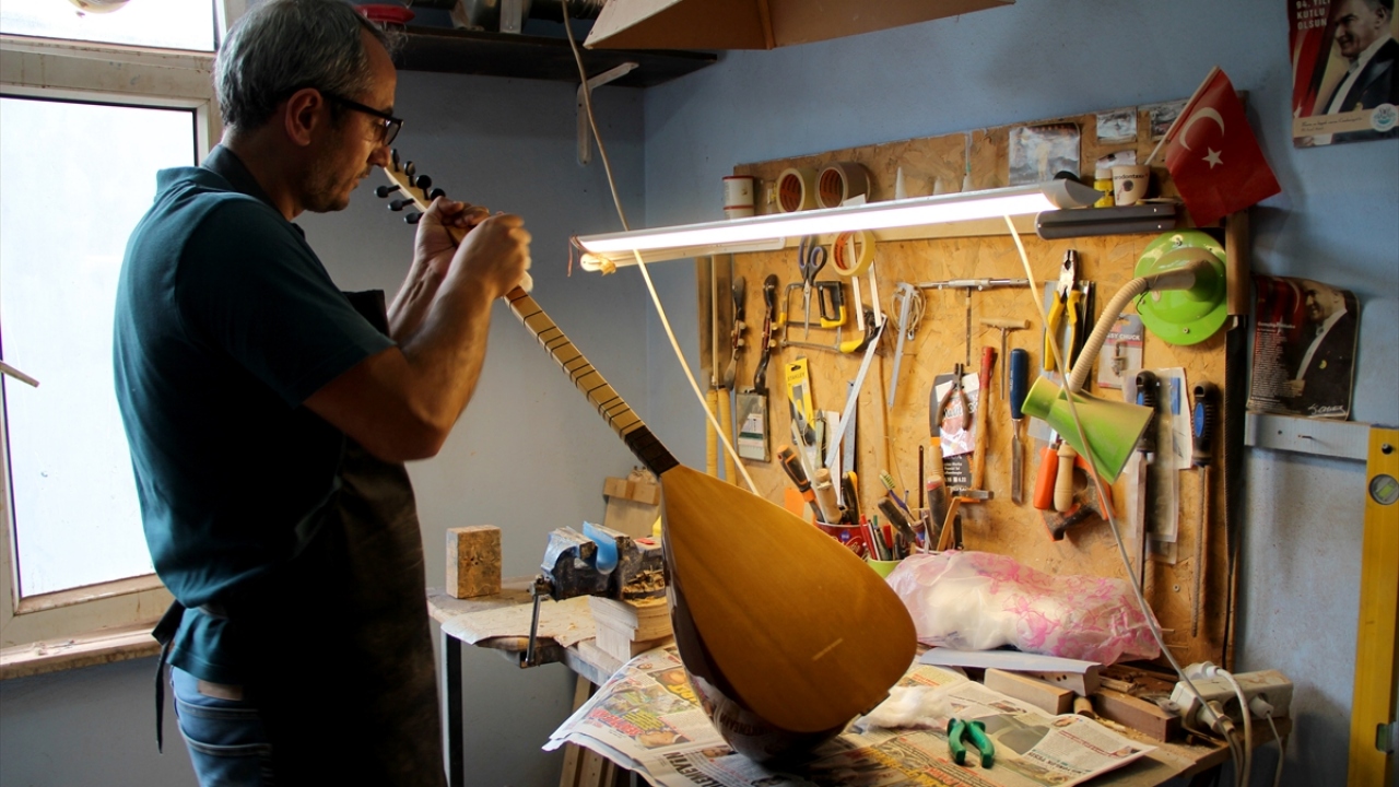 Edirne`de yaşayan Fikret Ilıcalı, çok sevdiği bağlamalarını tamir ettirecek yer bulamayınca açtığı atölyede, eski sazlara can veriyor.