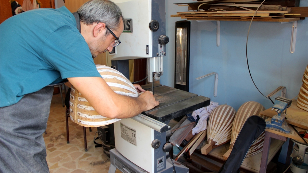 Geçen sürede bağlamalarını tamir ettirecek yer bulamayan Ilıcalı, 10 yıl önce kent merkezinde saz atölyesi açtı. 