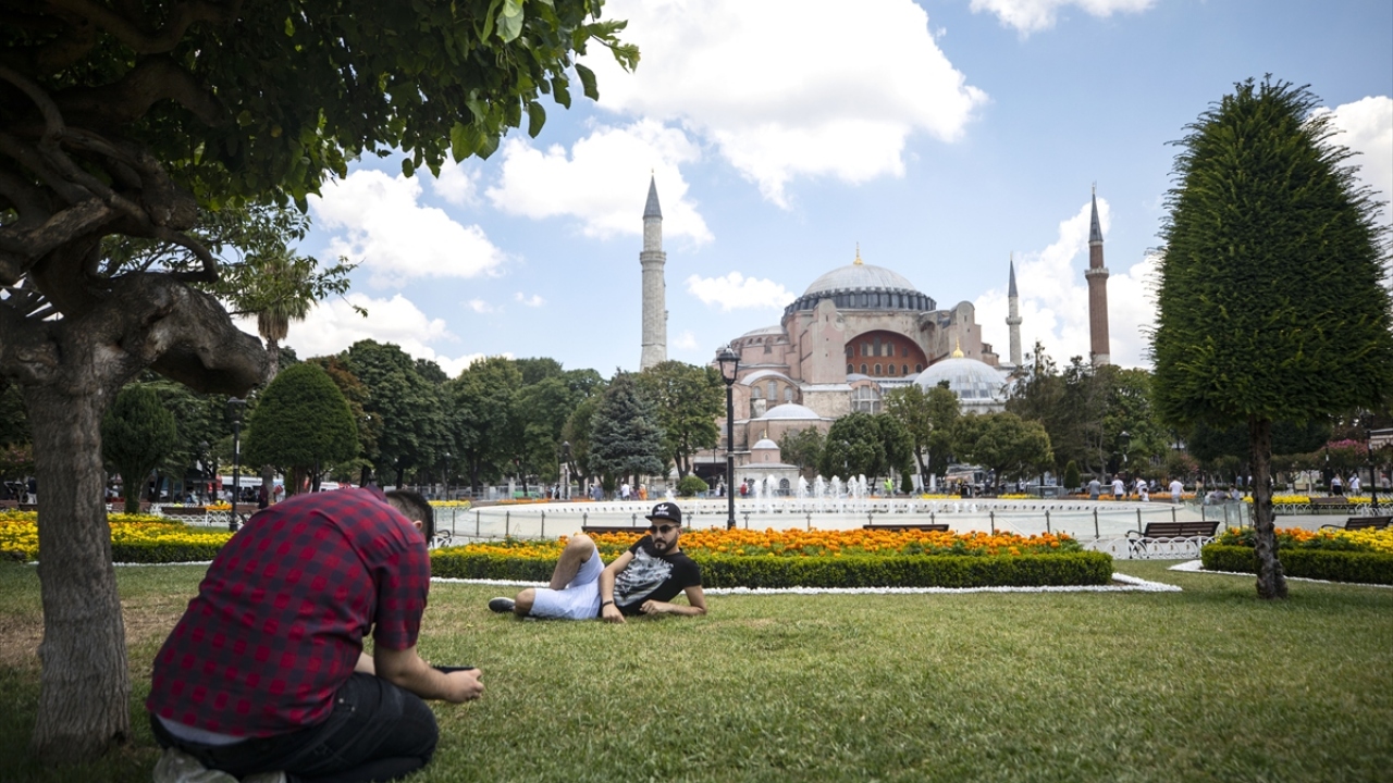 Danıştay kararının ardından müze olmaktan çıkarılıp Diyanet İşleri Başkanlığı`na devredilen ve restorasyon çalışmaları devam eden Ayasofya Camisi`nin önüne, açılış etkinliğini takip edecek basın mensupları için platform kuruluyor. 