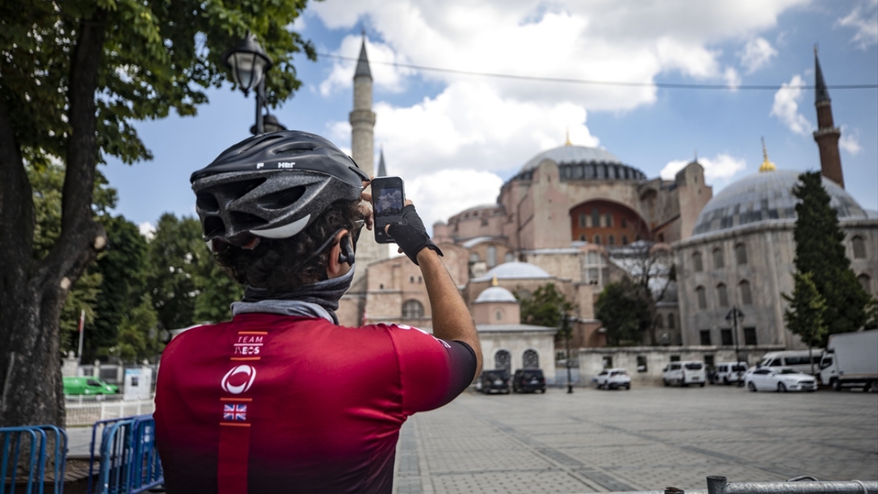 Ayasofya`ya gelen yerli ve yabancı ziyaretçiler ise cami önünde hatıra fotoğrafı çektiriyor.
