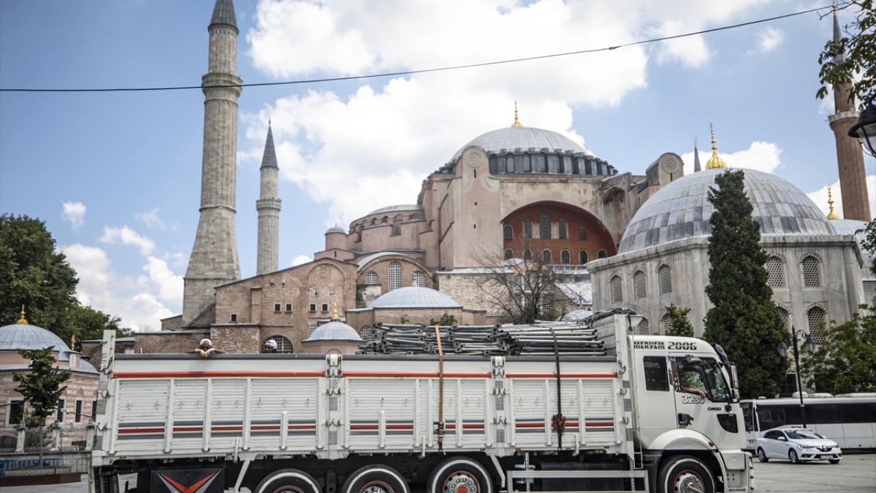 Açılış hazırlığı kapsamında cami önüne platform kuruluyor. 