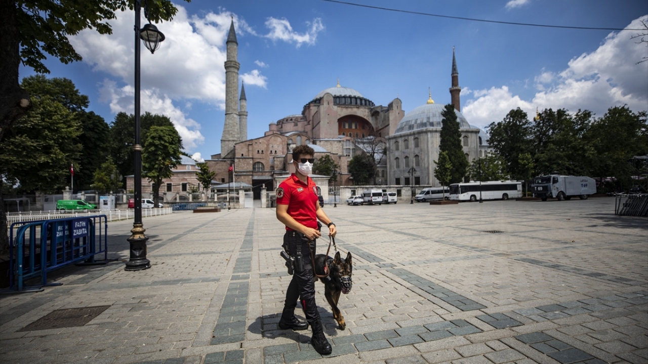 Ayrıca polis ekipleri, Ayasofya ve Sultanahmet camilerinin çevresini demir bariyerlerle kapatarak güvenlik önlemi aldı. 