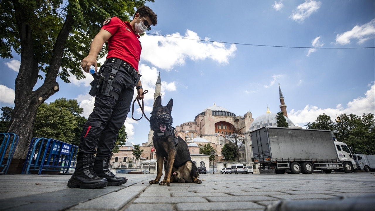Önlemler kapsamında polis ekiplerine K-9 köpekleri de eşlik ederken, caminin içine girilmesine izin verilmiyor.