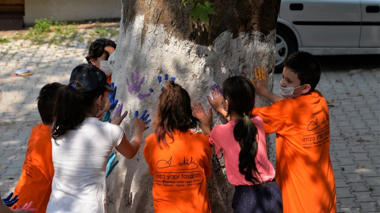 İlköğretim öğrencisi 10 yaşındaki Yusuf Karasu ise köy ortamının çok güzel olduğunu ifade ederek "Arkadaşlarımla oyun oynuyoruz. Bugün çınarları boyadık. Duvarlara ve ağaç gövdesine el bastık. Çok eğleniyoruz. Bunlar bana ve herkese hatıra kalacak." dedi.