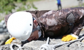 Özel harekat polisleri afetlerde de vatandaşların yanında