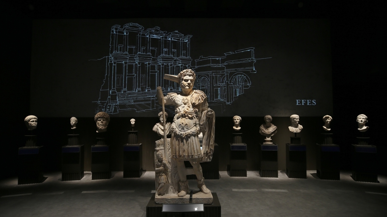 Müzede MS 121 yılına ait Roma dönemi mermer İmparator Caracalla`nın tek bütün heykeli de yer alıyor.