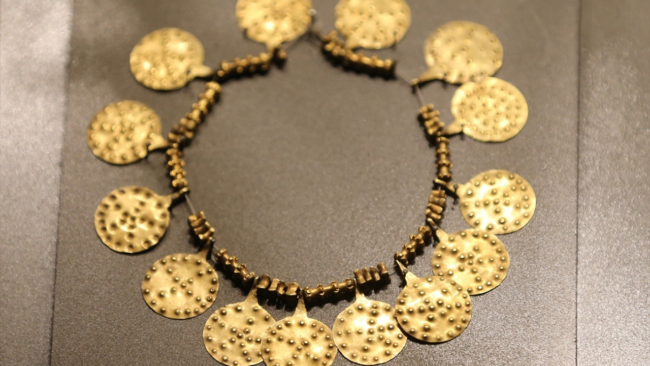 Müzede erken tunç çağına ait altın kolye de yer alıyor.