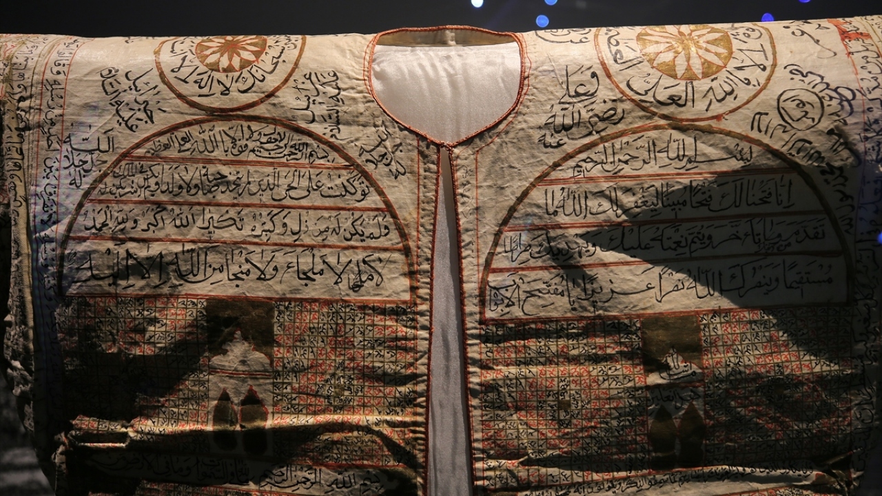 Müzede 17. yy Osmanlı dönemine ait şifa gömleği de yer alıyor.