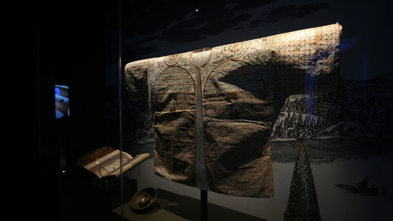 Müzede 17. yy Osmanlı dönemine ait şifa gömleği de yer alıyor.