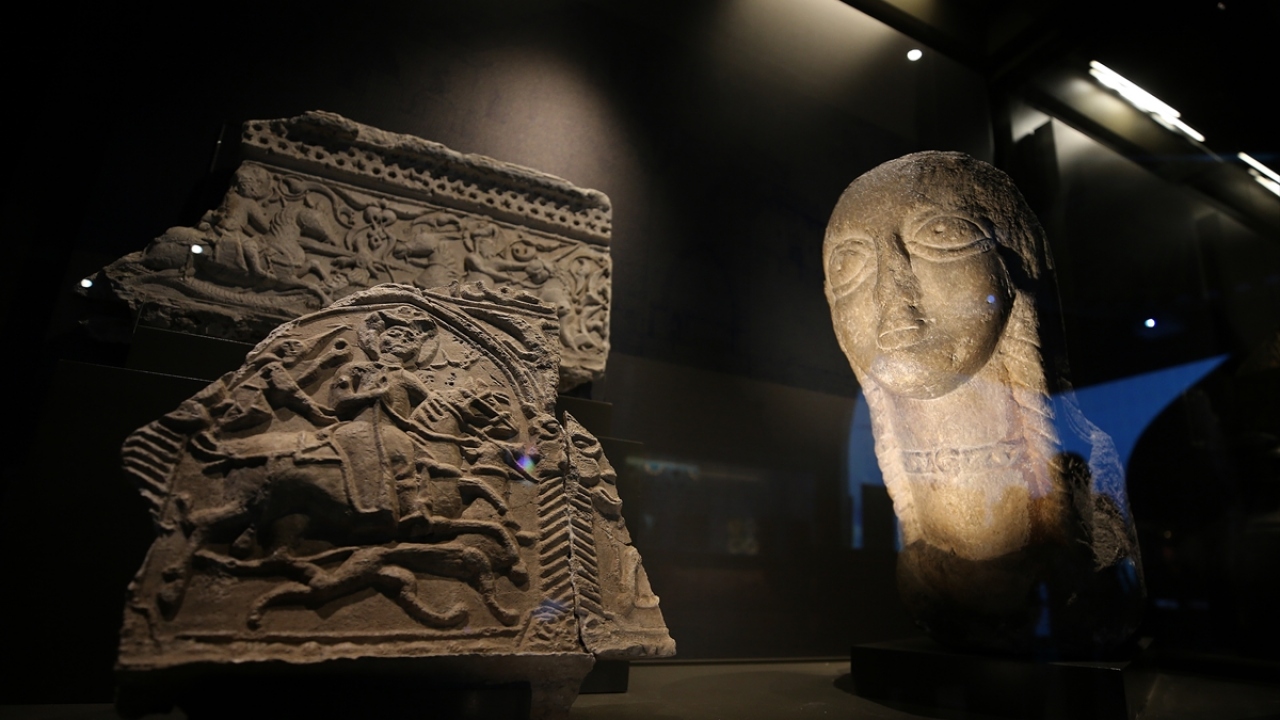 Anadolu`daki medeniyetlerine ait eserlerin yer aldığı müze açıldı. Müzede 13. yy Anadolu Selçuklu dönemine ait kadın kafası heykeli de yer alıyor.