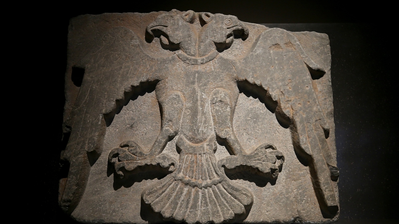 Müzede 13. yy Anadolu Selçuklu dönemine ait çift başlı kartal kabartması da yer alıyor.