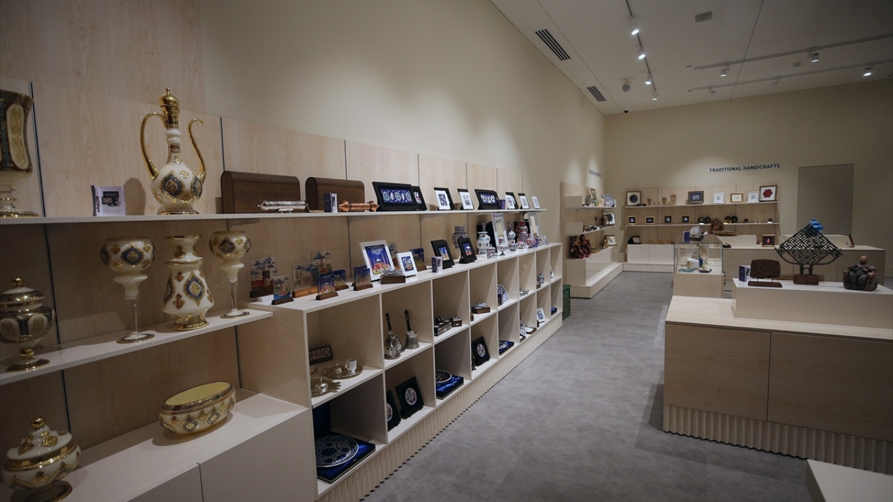 Müze de ayrıca hediyelik eşyaların satışının yapıldığı bir mağaza da hizmet veriyor.
