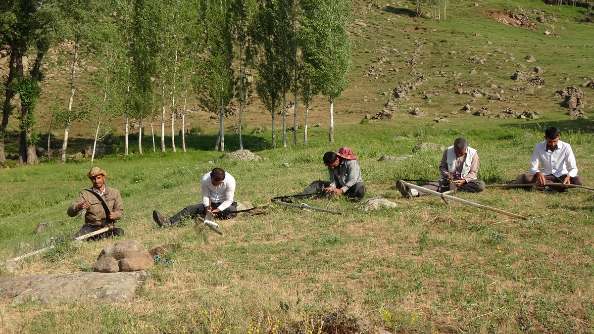 Hayvanlarının kışlık yem ihtiyacını karşılamak amacıyla sosyal mesafe kuralına uyarak sıcak havada akşama kadar tırpanla ot biçen vatandaşlar, arazide biçilmeyen otların bulunduğu alanda da ay yıldız oluşturdu.