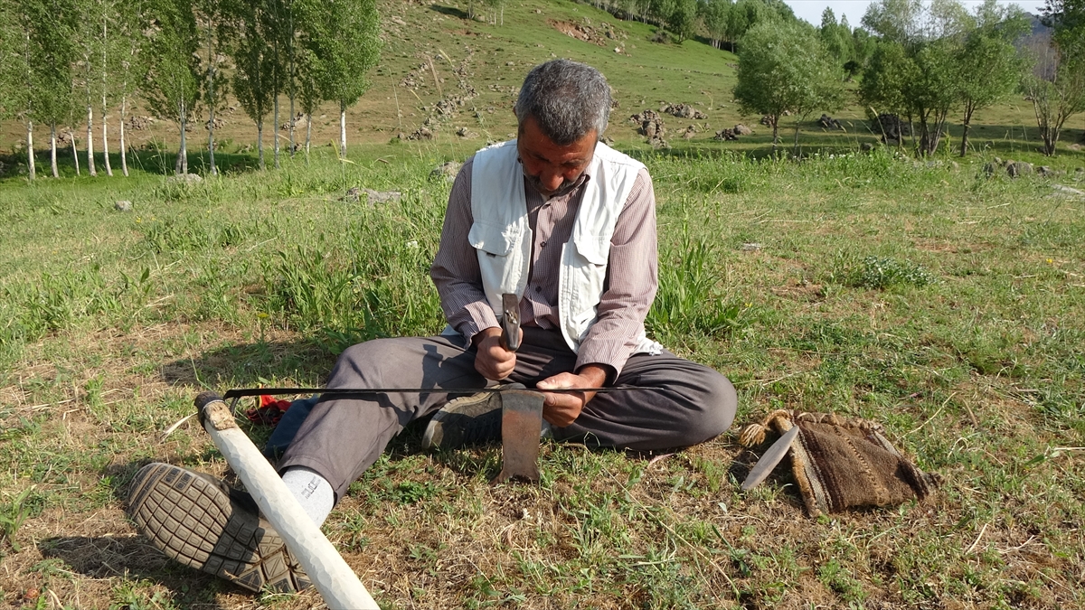 Çiftçilerden Metin Baran, sabahın erken saatlerinde ot biçmek için tarlalara gittiklerini söyledi.