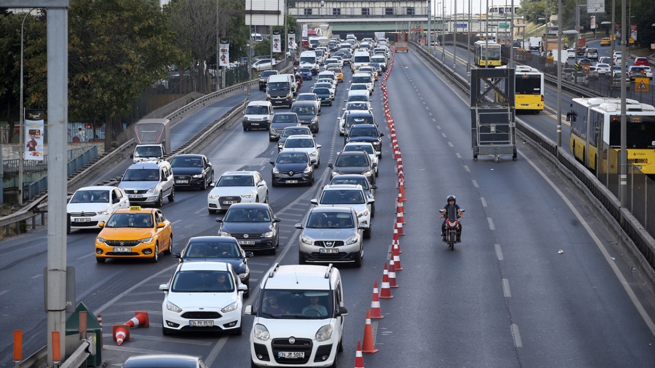 Çalışmanın ilk aşamasında köprünün Okmeydanı-Edirnekapı istikametinde 3 şeritli yolun sağ şeridi kapatıldı. 