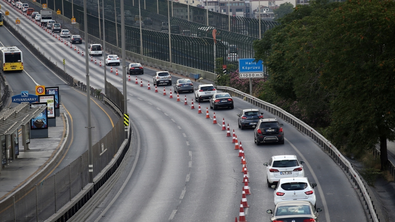 Köprü üzerinde başlatılan çalışmalar nedeniyle Ankara istikametinde trafik yoğunluğu yaşandığı gözlemlendi.