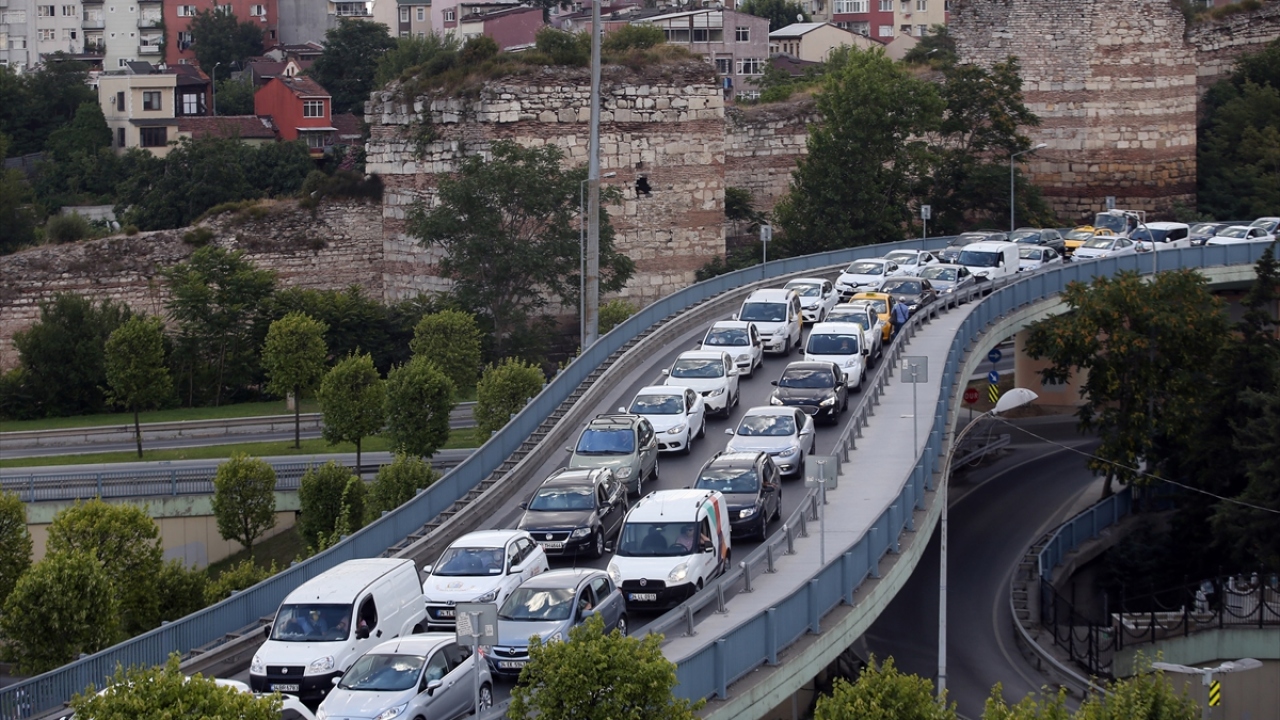 Çalışma nedeniyle D-100 Karayolunda, Cevizlibağ`dan Haliç Köprüsü`ne kadar sabahın erken saatlerinden itibaren uzun araç kuyrukları oluştu.