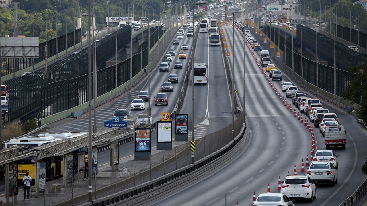 Birinci aşamada köprünün Okmeydanı-Edirnekapı istikametinde 2 şeritli yolun sağ şeridi, 7 gün boyunca kapatılacak. İkinci aşamada aynı yolun sol şeridi yine 7 gün boyunca kapalı olacak.