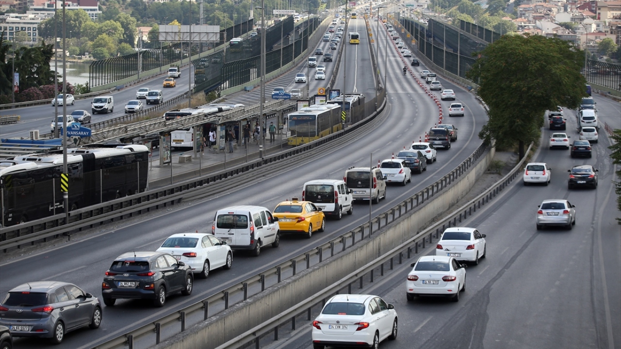 Üçüncü aşamada Edirnekapı-Okmeydanı istikametinde 3 şeritli yolun sağ tarafındaki 1,5 şeridi, ikinci aşamayı takiben 7 gün boyunca kapatılacak.