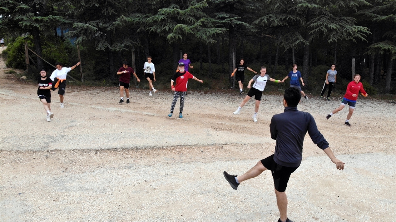 Müdürlüğe bağlı Spor Eğitim Uzmanı Ozan Çağrı Gül yönetimindeki koşu, kondisyon, vücut gelişimi çalışmaları, Türkiye İşitme Engelliler Kadın Milli Futbol Takımı`nın 18 yaşındaki oyuncusu Özlem Aktaş`ın da katılımıyla sürüyor. 