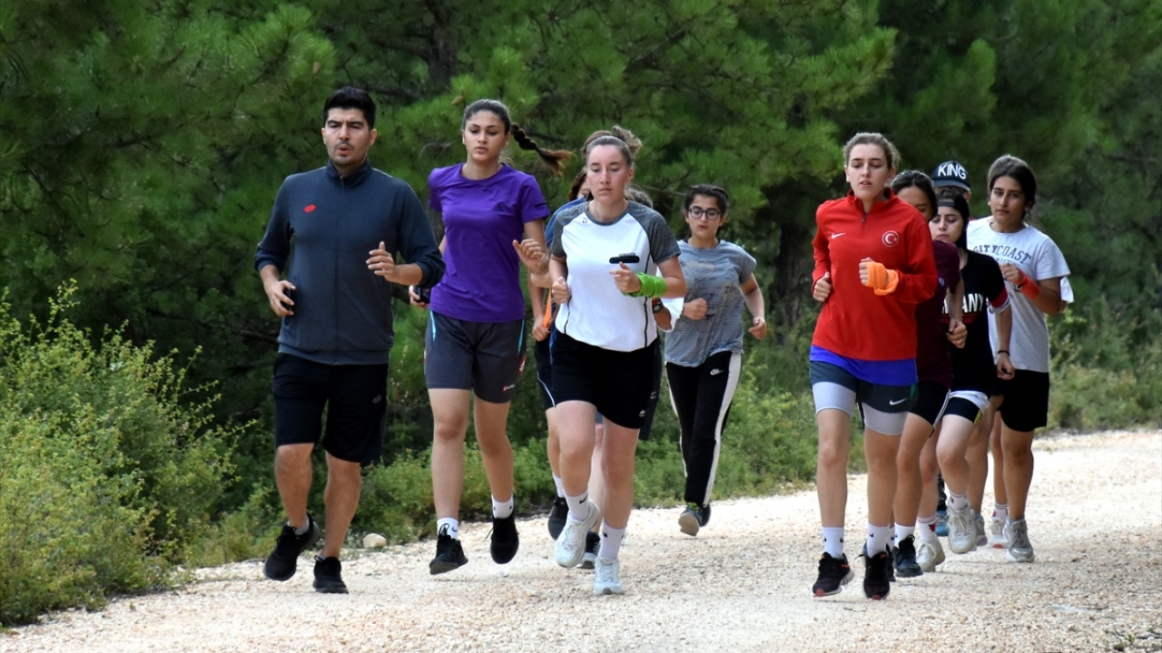 Oyunculardan 17 yaşındaki İrem Durmuş da ormanların kendilerine antrenman sahası olduğunu dile getirdi. 
