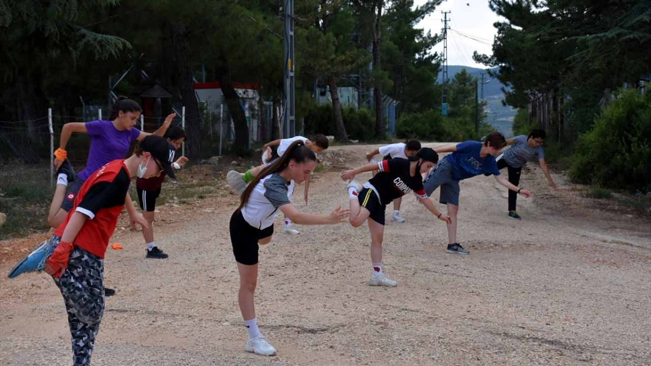 Buket Aydın da belirledikleri hedefe kentteki uygun her alanda emin adımlarla koştuklarını belirtti.
