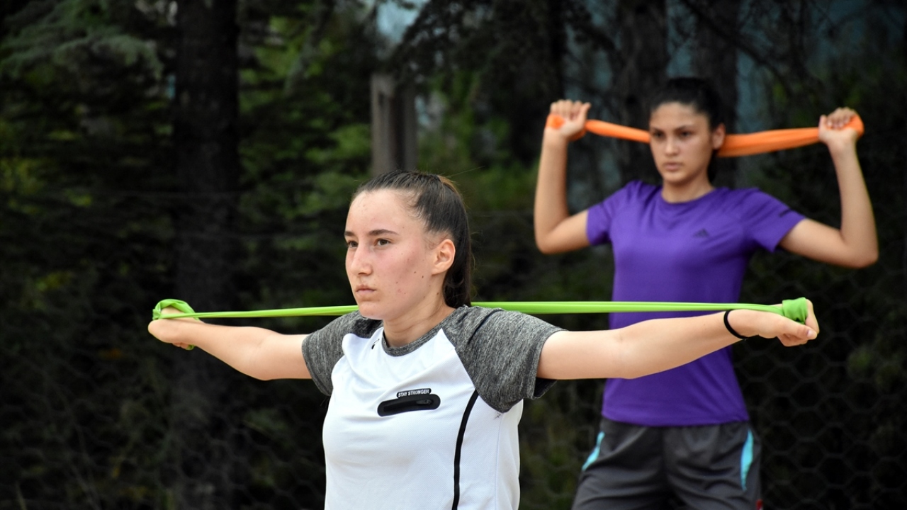 Atletizmle uğraştıktan sonra futbola yöneldiğini bildiren Aydın, "Doğada çalışmak çok iyi geliyor. Salonda ya da sahada çalışmaktansa doğada çalışmak daha iyi." diye konuştu.