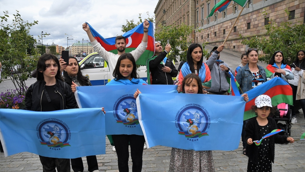 İsveç’te yaşayan Azerbaycanlılar tarafından Parlamento önünde gerçekleştirilen gösteride Ermenistan`ın son saldırıları kınandı.