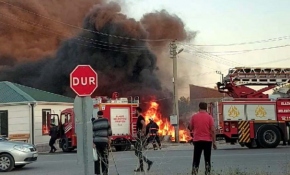 Elazığ'da inşaat malzemelerinin bulunduğu depoda yangın