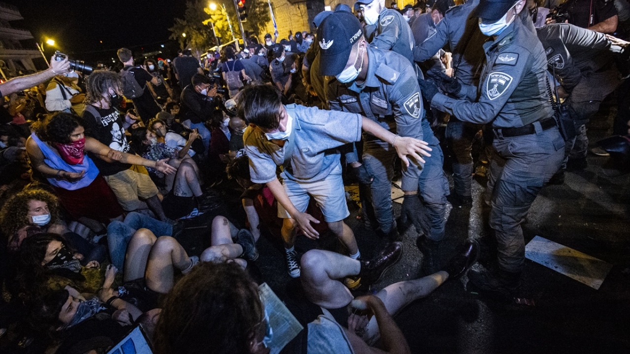 Başbakanlık konutu önünde toplanan göstericilere müdahale eden İsrail güvenlik güçleri, bazı eylemcileri gözaltına aldı.