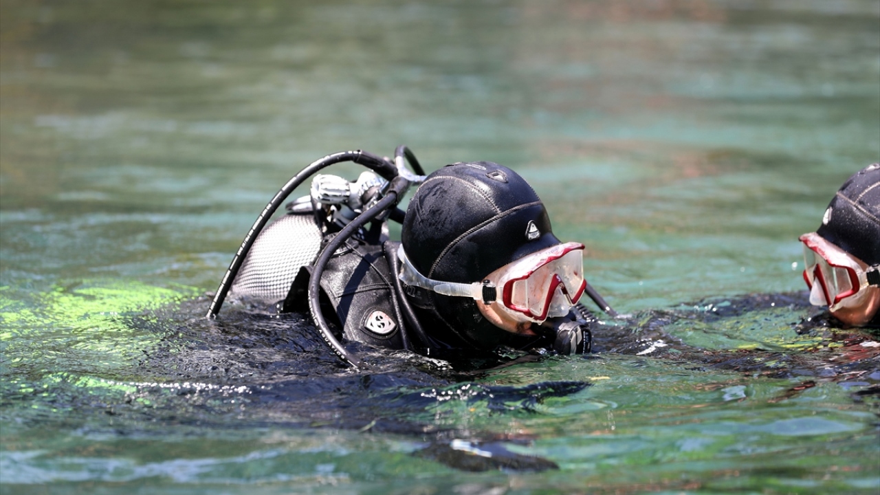 Vali Ayhan balık adamlarla göle daldı