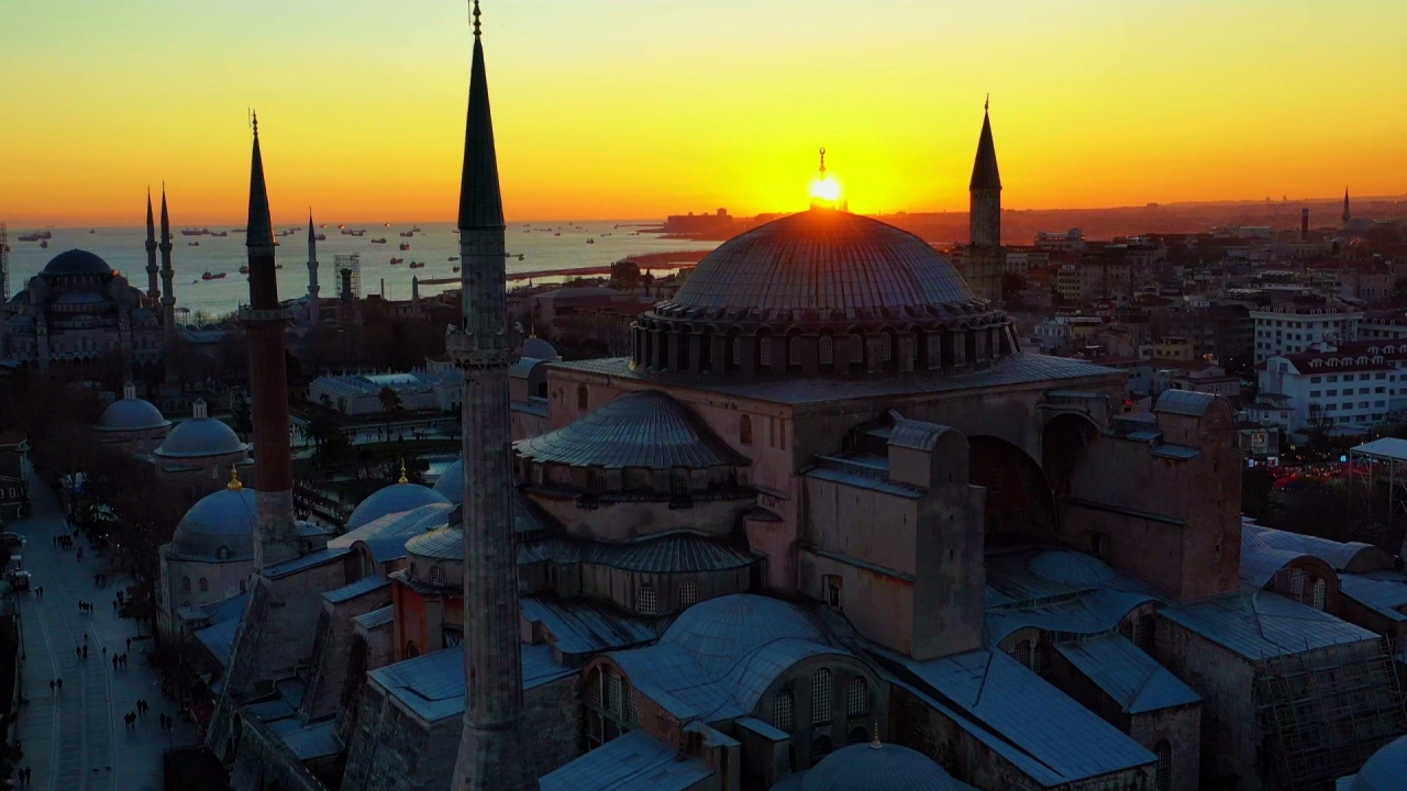 Mavi, sarı, ve kızıl renklerinin biriyle müthiş uyumu havadan çekilen görüntülerde gözler önüne serildi.