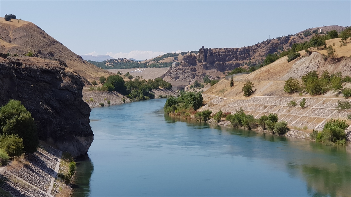 Halen süren arama çalışmaları çerçevesinde genç kızın en son görüldüğü Sarı Saltuk Viyadüğü mevkisindeki suyun çekilmesi amacıyla Uzunçayır Baraj Gölü`nün kısmen tahliyesi yetkililerce değerlendiriliyor.