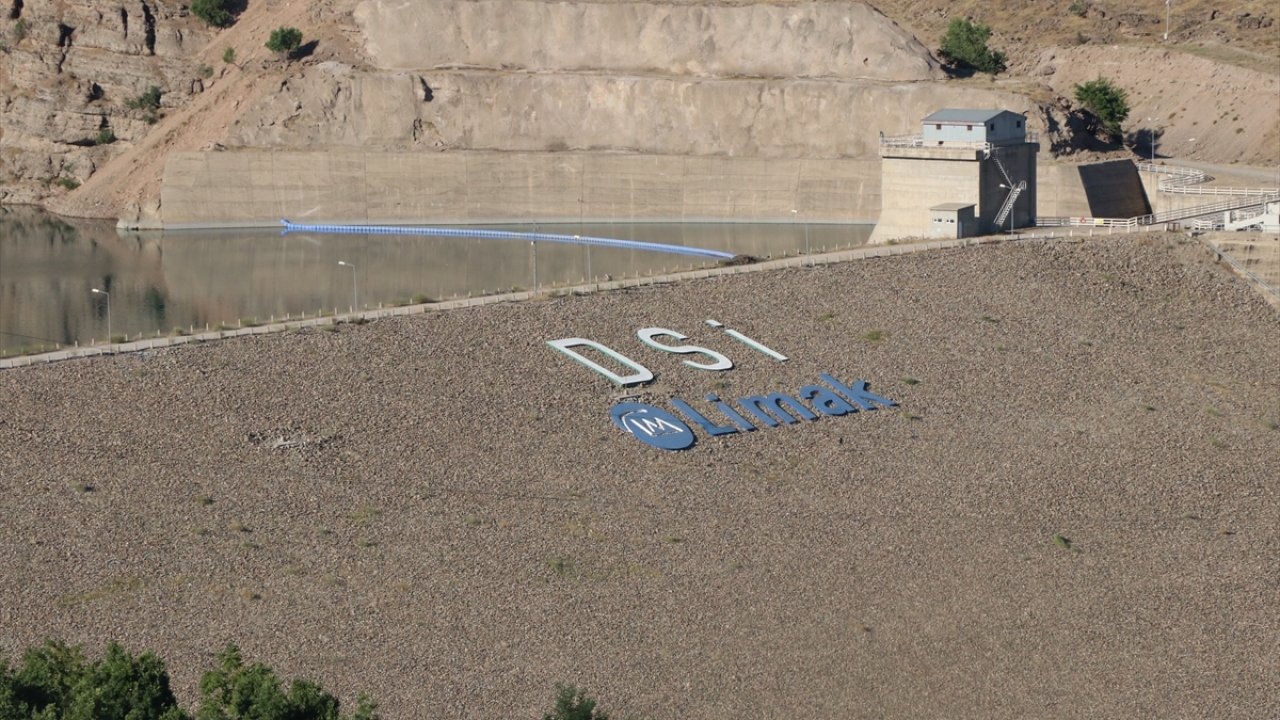 Arama çalışmaları, valilik desteğinde kentteki öğretmenevinde misafir edilen Doku`nun ailesince de takip edildi.