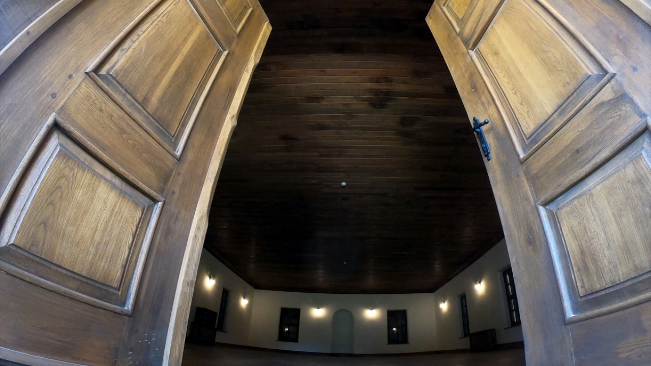 Vali Osman Bilgin, tarihi caminin aslına uygun restore edildiğini söyledi. 