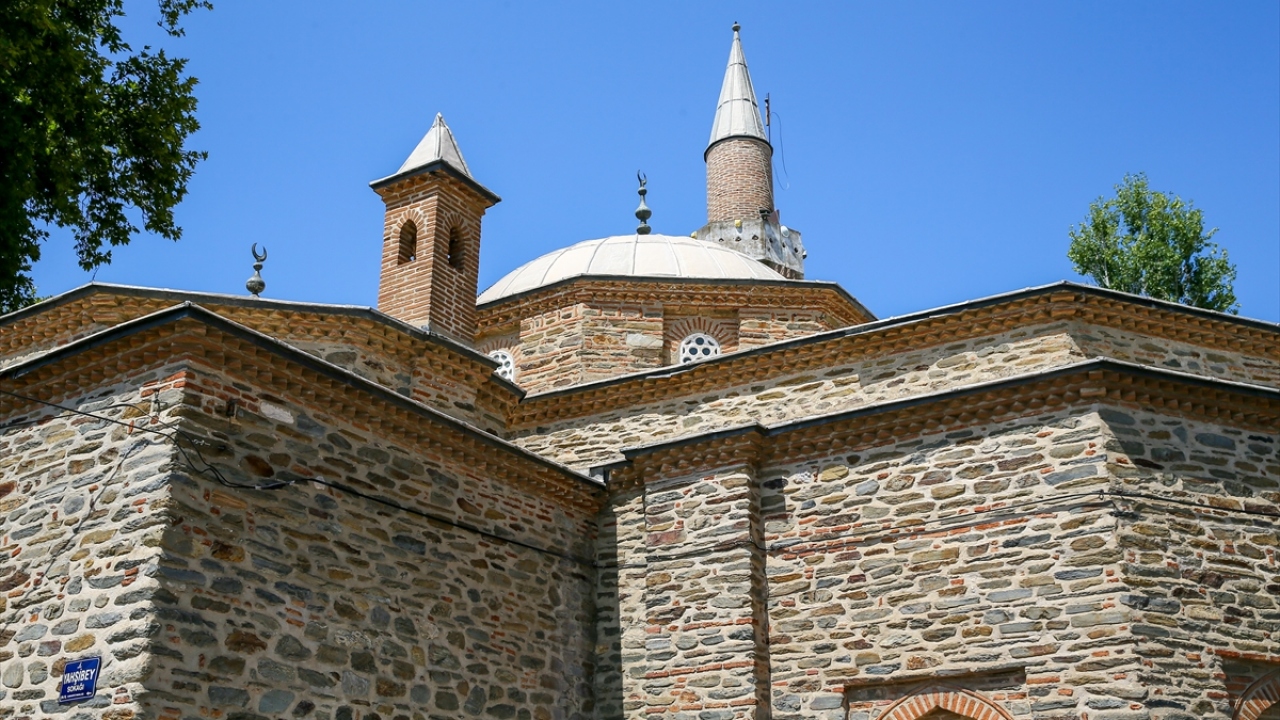 İlçede, özellikle Osmanlı zamanında yapılan camiler, dönemlerine ait izleri taşıyor.