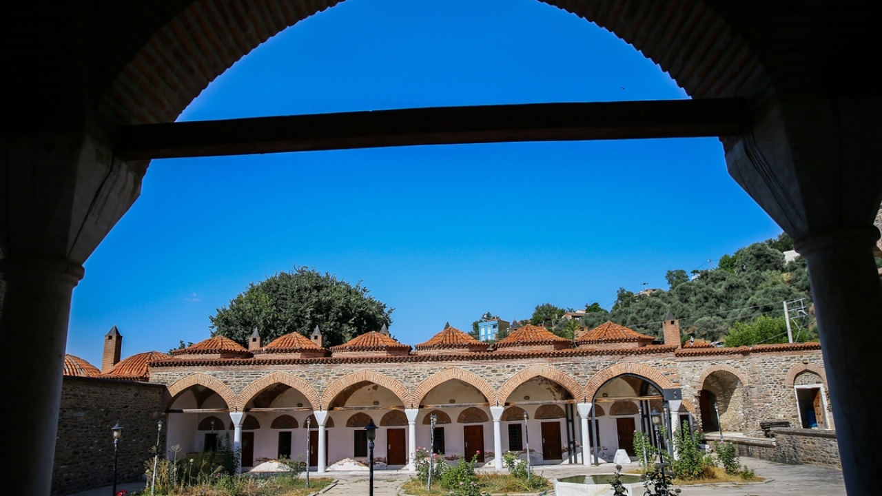 Cami, rasathane, imarethane, medrese, şadırvan ile kabristandan oluşan ve mimarisiyle dikkat çeken külliye, büyük bir restorasyon çalışmasının ardından 2005 yılında yeniden ibadete açıldı.