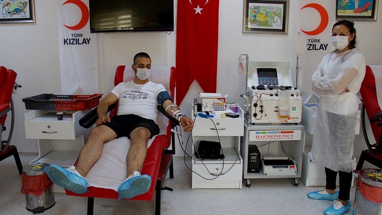 Huzurevinde görev yapan evli ve 2 çocuk babası Boğa, yaklaşık bir ay önce öksürük şikayetiyle gittiği hastanede koronavirüs testinin pozitif çıkması üzerine tedavi altına alındı.