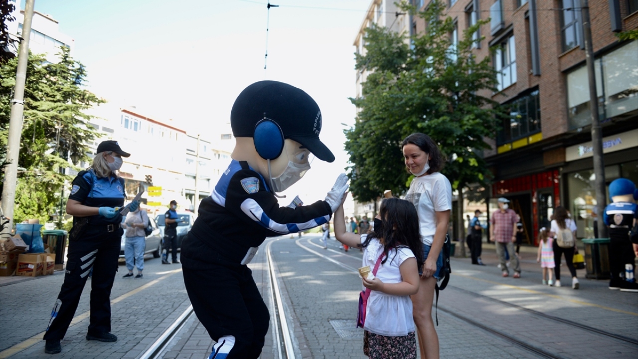 Ekipler, salgına karşı alınması gereken tedbirler ile uyulması istenen kuralları çocuk ve gençlere daha kolay anlatmak için koruyucu maske taktı.
