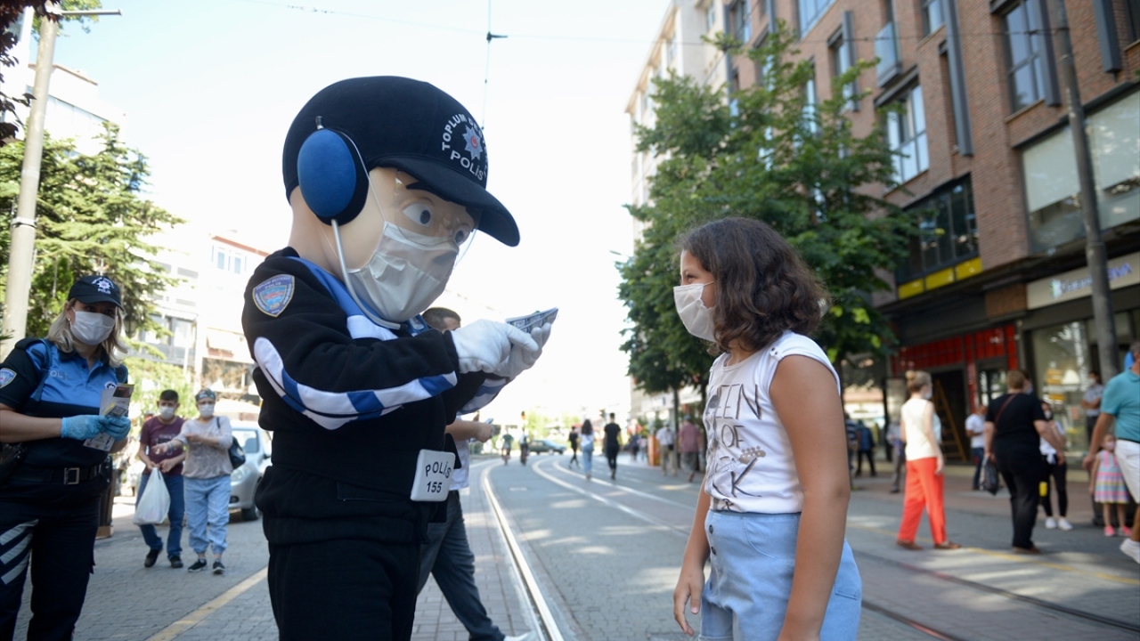 "Kanka Polis" ile "Polis EsEs" maskotları, kent merkezinde broşür dağıtarak çocuklara cerrahi maske ve hediyeler verdi.