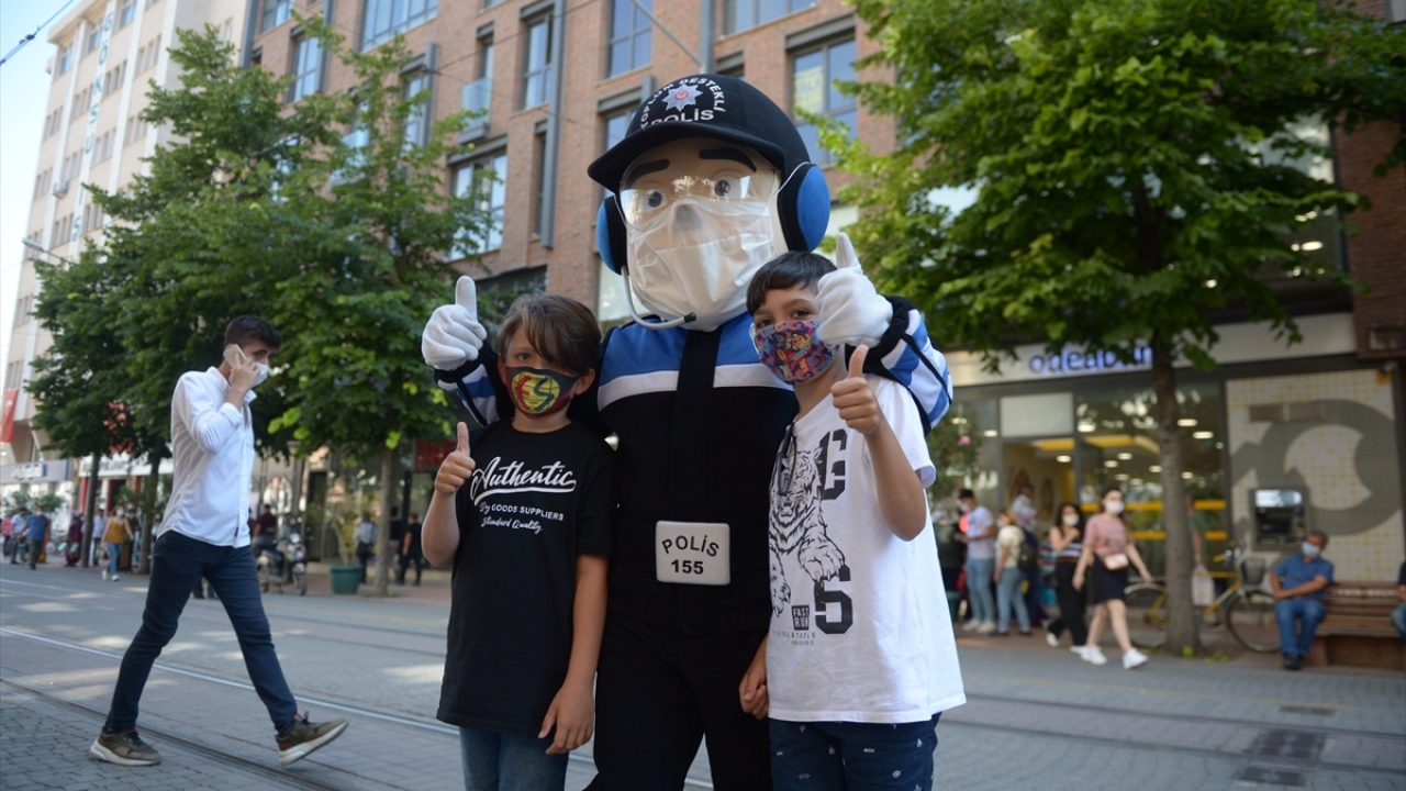 İstiklal Mahallesi İsmet İnönü Caddesi`nde karşılarında polis maskotlarını gören çocuklar hatıra fotoğrafı çektirdi.