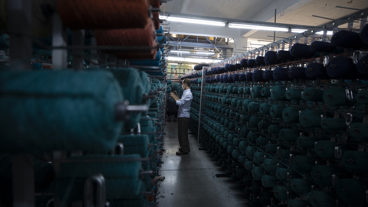 Halının yüzde 100 yerli yünden yapıldığını vurgulayan Özkul, şöyle devam etti: